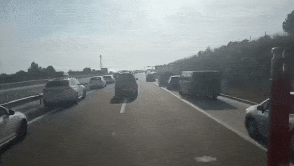 VIDEO Vatrogasci autocestom jure na požarište, vozači im stvaraju prolaz